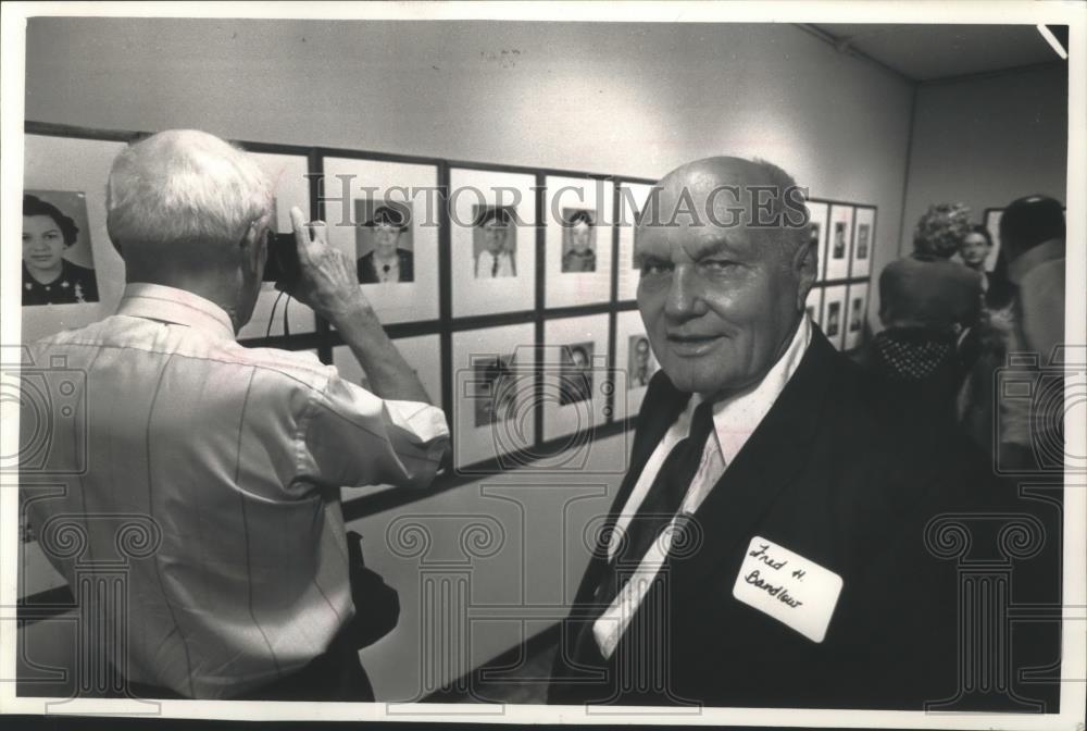 1992 Press Photo Photographer Fred Bandlow Showing Off Portraits in Milwaukee - Historic Images
