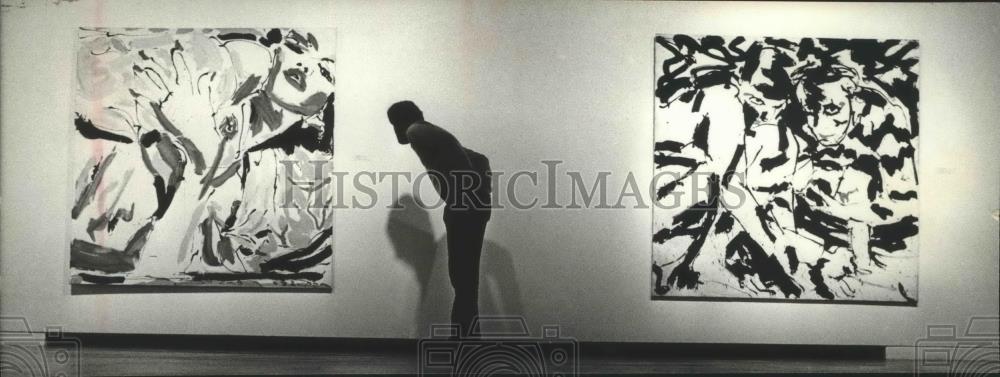 1982 Press Photo Milwaukee Art Museum Visitor Examines art by Lucian Castelli - Historic Images