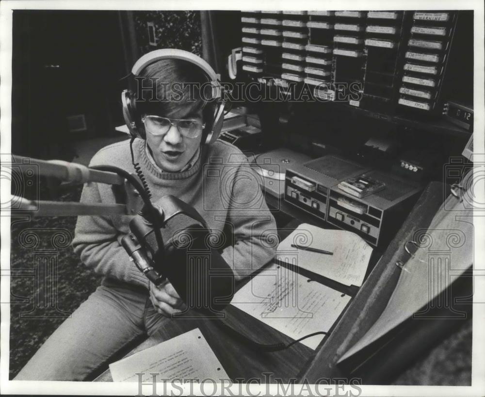 1978 Press Photo Reporter Ron Elving as a disc jockey on WZUU radio - mja99631 - Historic Images