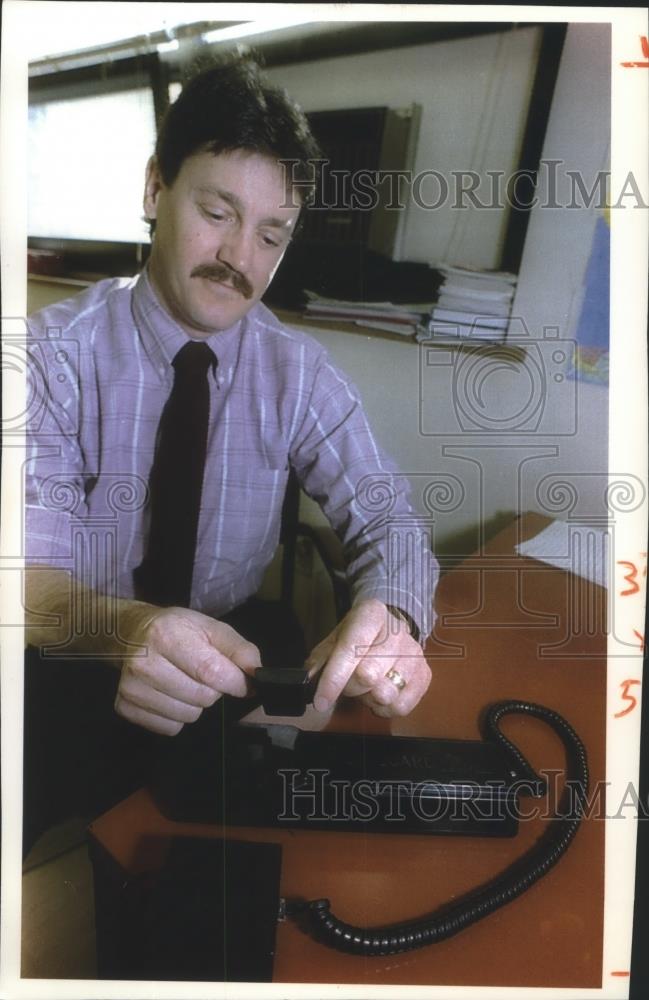 1994 Press Photo Milwaukee Correction Counseler Ray Cunneen with Monitor Anklet - Historic Images