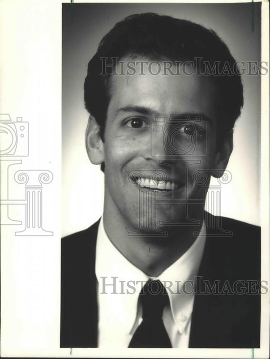 1986 Press Photo Investment broker James P. Dunn with Blunt, Ellis & Loewi Inc. - Historic Images