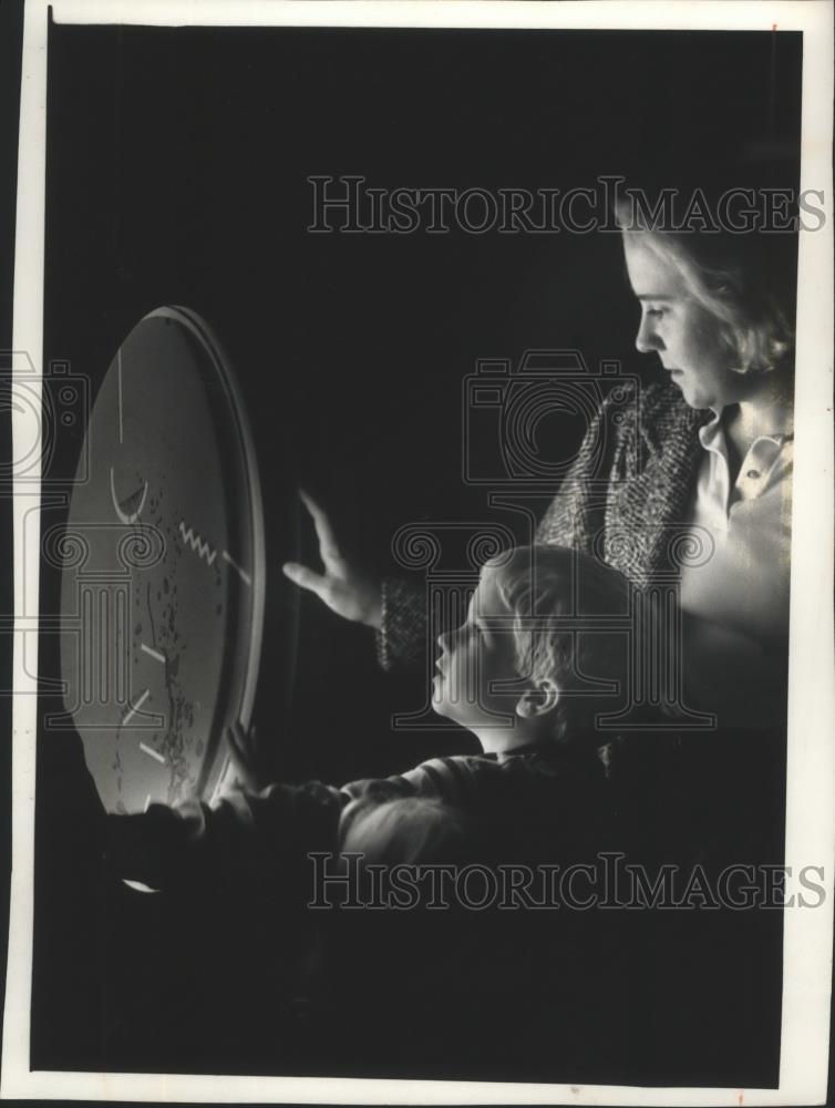 1989 Press Photo Suzanne Ziegler and son at Discovery World Museum of Science - Historic Images