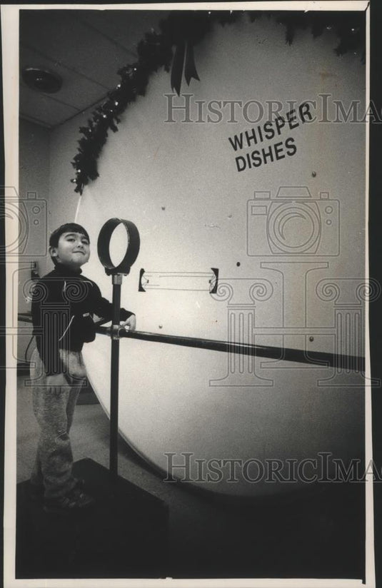 1988 Press Photo Sean McLaughlin tells Santa his wishes through whisper dishes - Historic Images