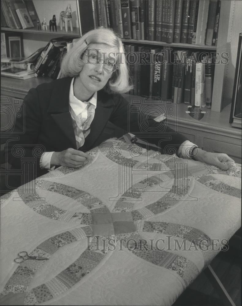 1983 Press Photo Whitefish Bay, Sharon Elias, wins quilting award. - mja99803 - Historic Images