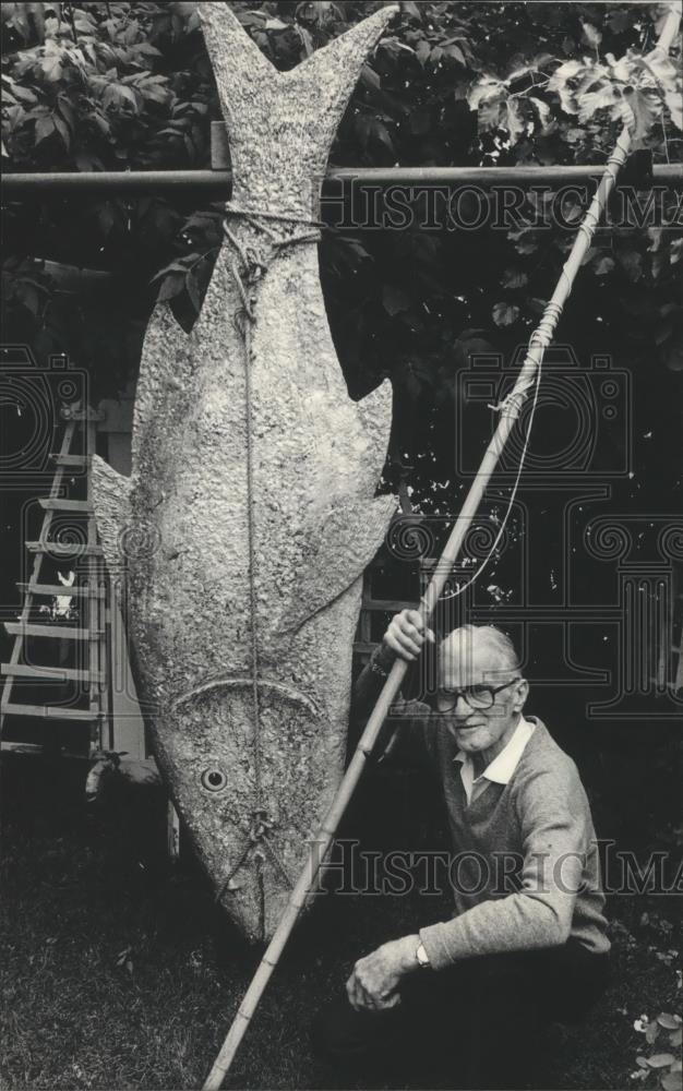 1983 Press Photo Wisconsin, Zeno C. Elgas, the 6-foot fish he created from pulp. - Historic Images