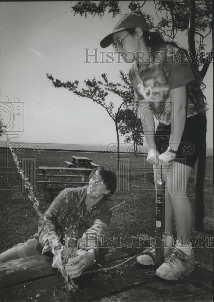 1994 Press Photo Bo Johnson helps Rachael Federlin launch a rocket in Wisconsin - Historic Images