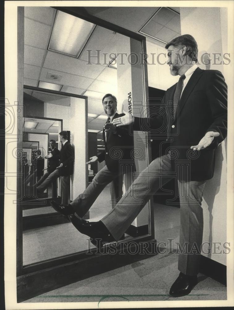 1985 Press Photo David Harland builds a lasting image at Discovery World - Historic Images