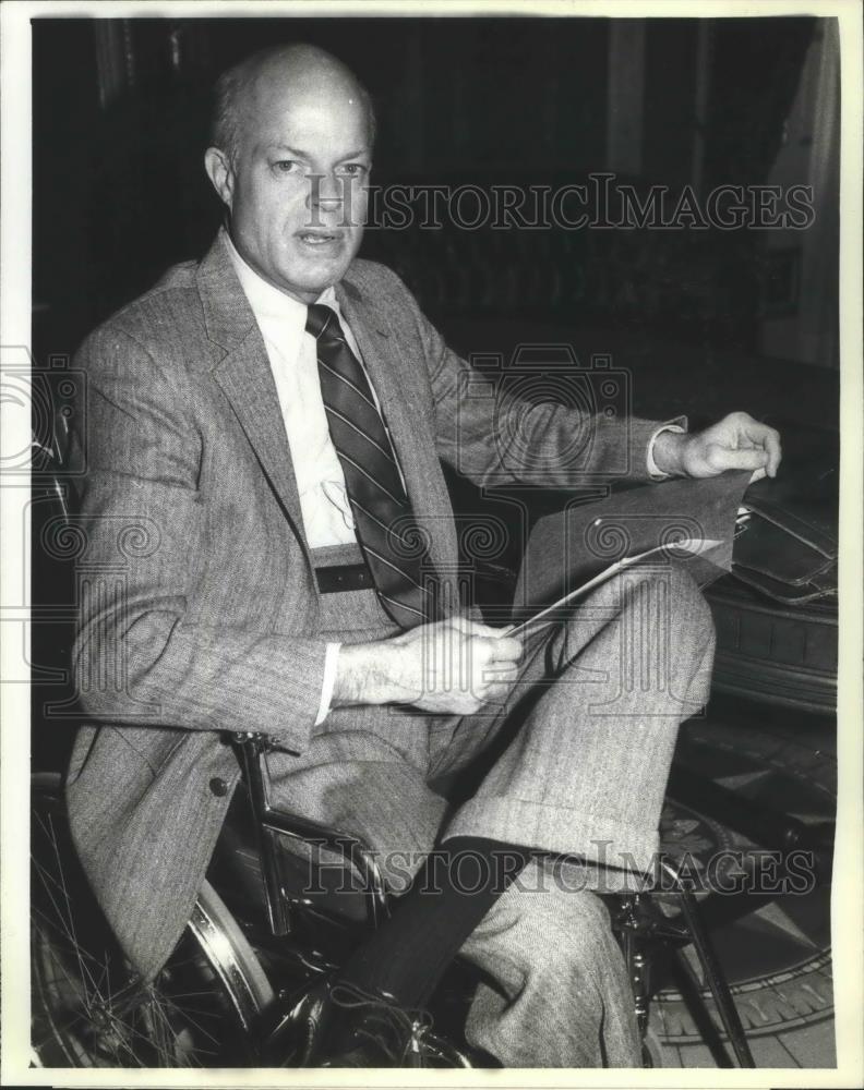 1982 Press Photo Senator John East talks with reporters in Washington - Historic Images