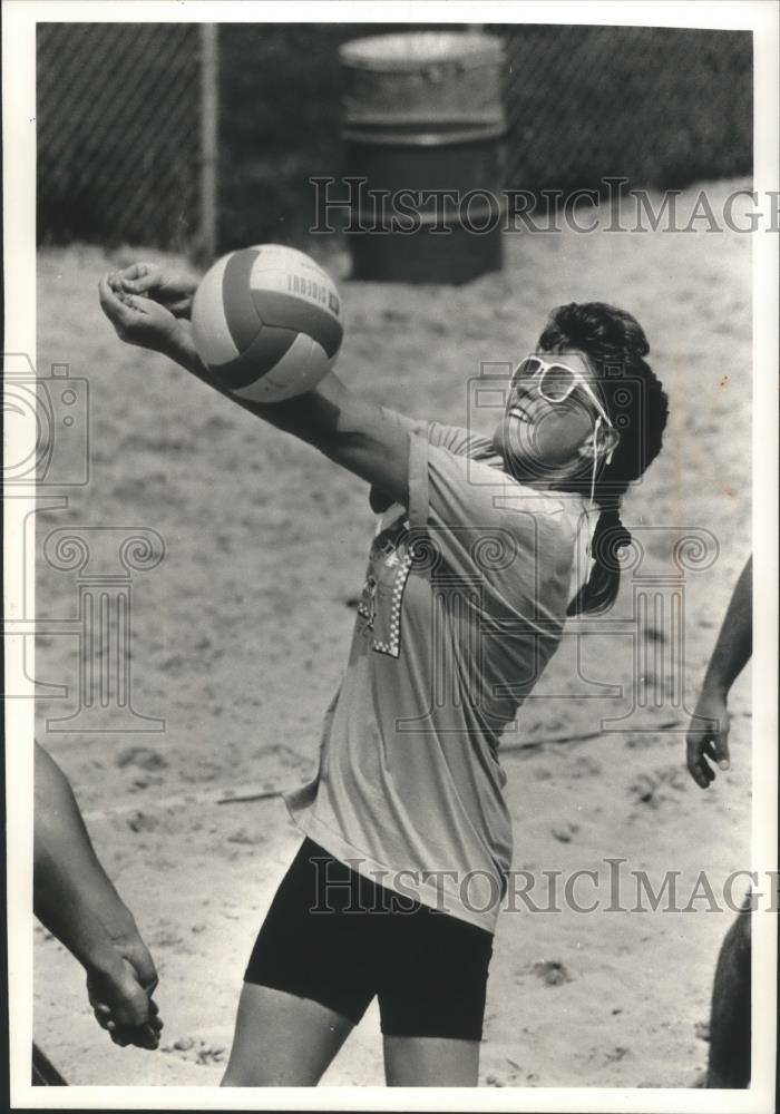 1992 Press Photo Laurie Gonring plays volleyball for a team called Sand Dawgs - Historic Images