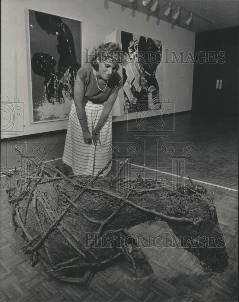 1985 Press Photo Lori Tomczak Examines Sculpture by Debra Butterfield Milwaukee - Historic Images