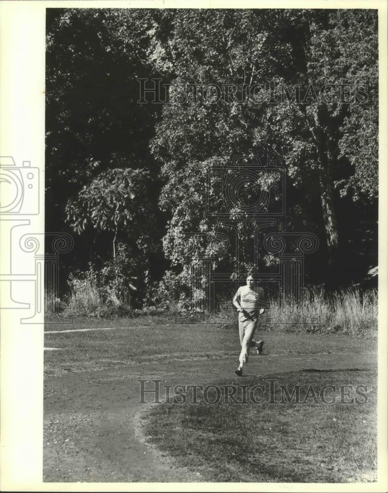 1979 Press Photo Milwaukee Journal Reporter Ron Elving Enjoys Running as a Hobby - Historic Images