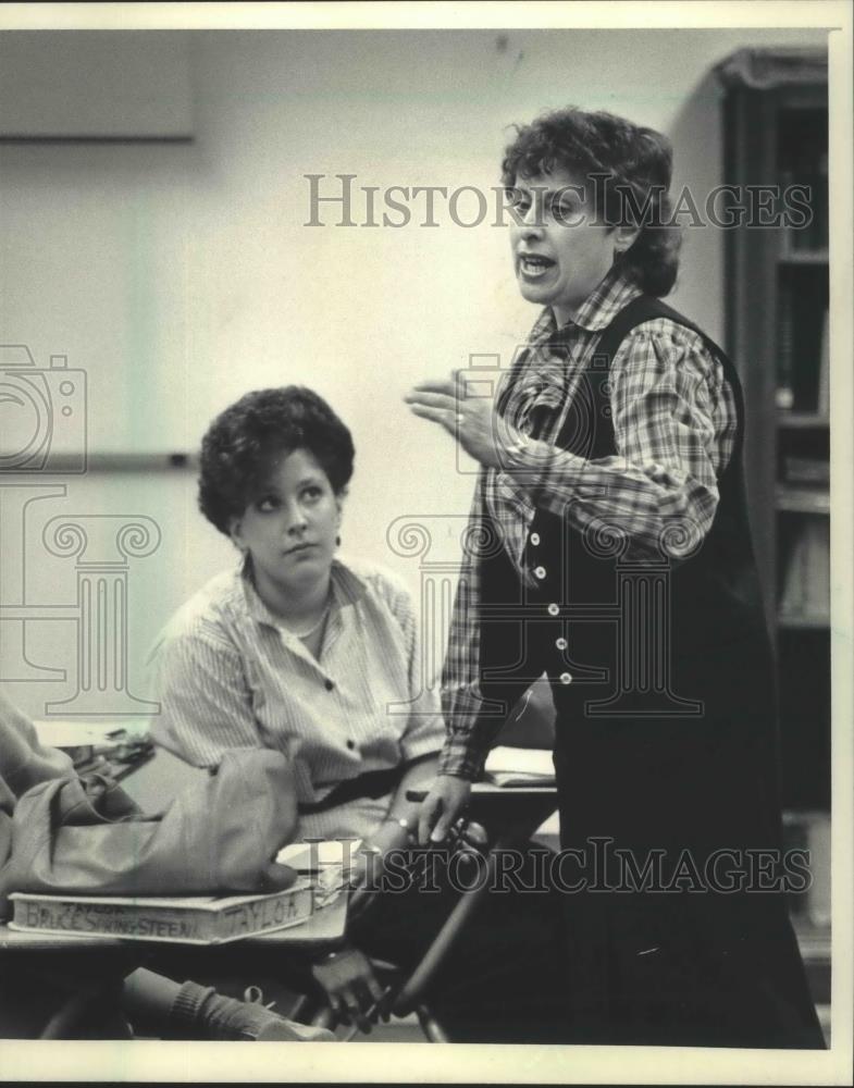 1985 Press Photo Marilyn Eisenberg teaches Hebrew at Whitefish Bay High School - Historic Images