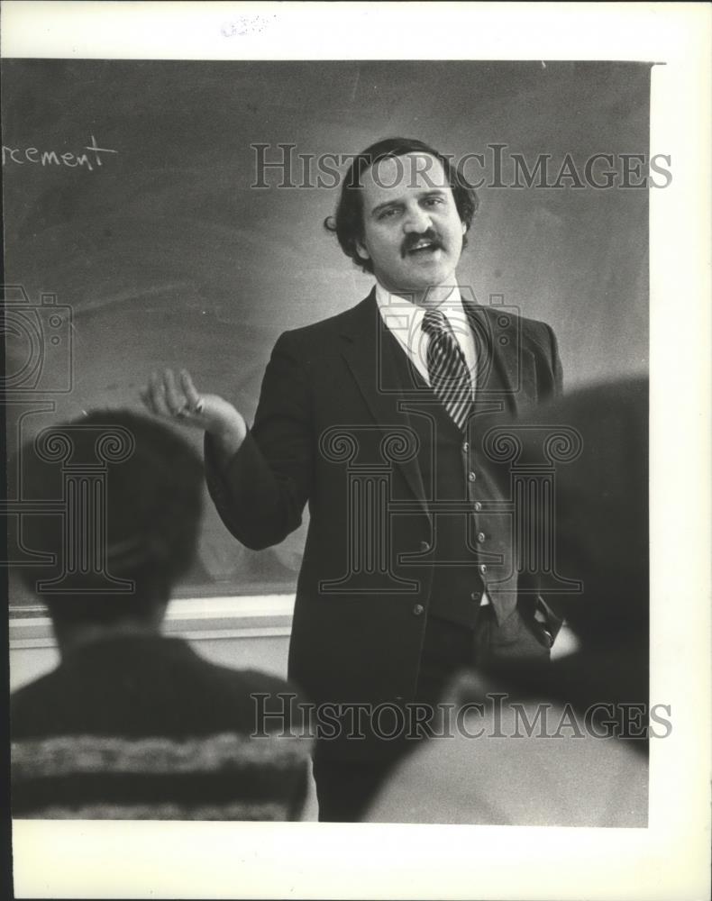 1982 Press Photo Alan Eisenberg discusses traffic safety and enforcement - Historic Images