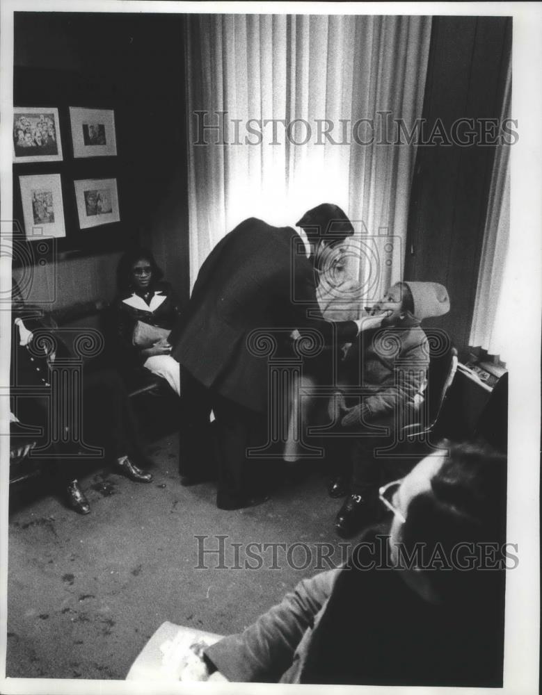 1979 Press Photo Attorney Alan Eisenberg with some children - mja99971 - Historic Images