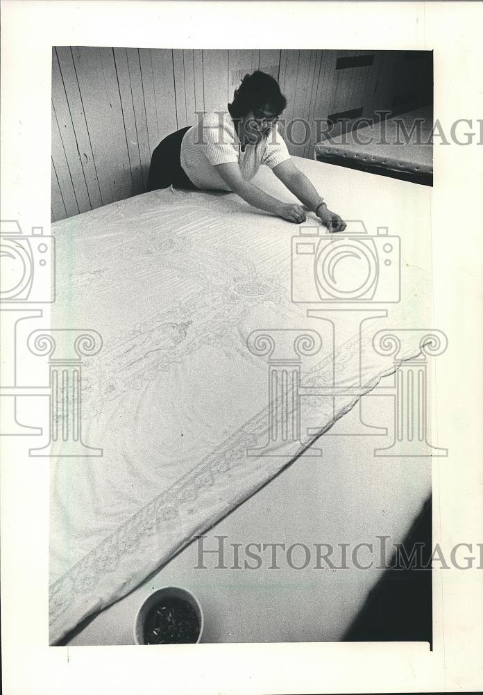 1986 Press Photo Milwaukee, Linens Limited, Monica Anderson pins tablecloth. - Historic Images