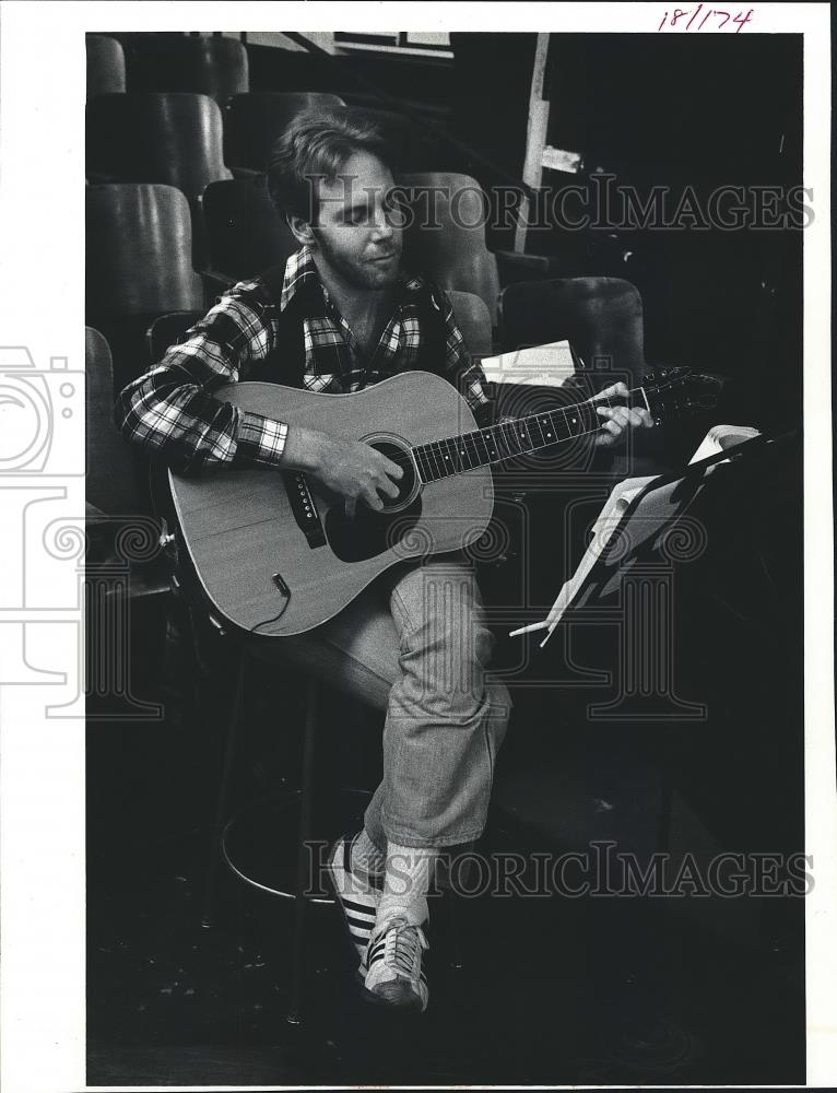 1978 Press Photo of Peter Liavi Playing guitar - mjb05818 - Historic Images