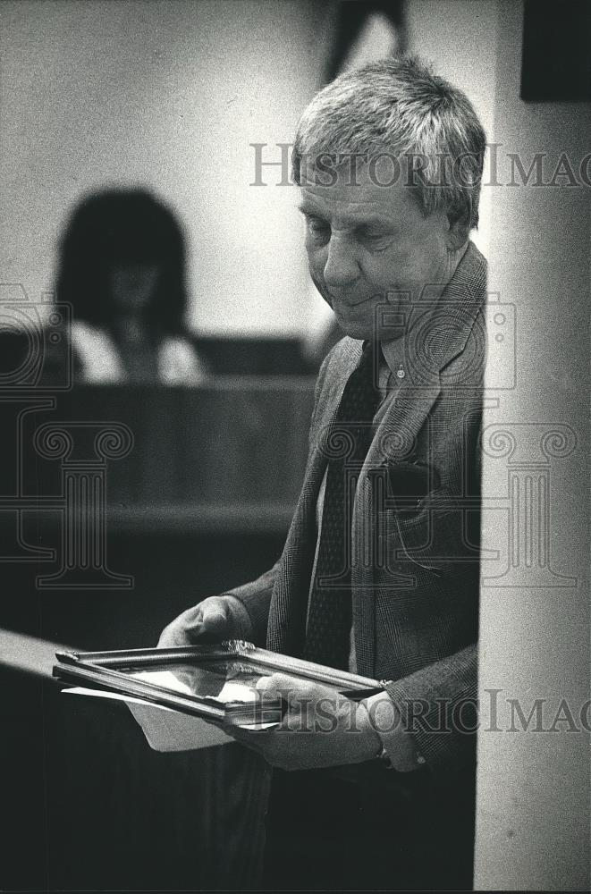 1992 Press Photo Gordon Zepnick shows Judge Connors a picture of his daughter - Historic Images