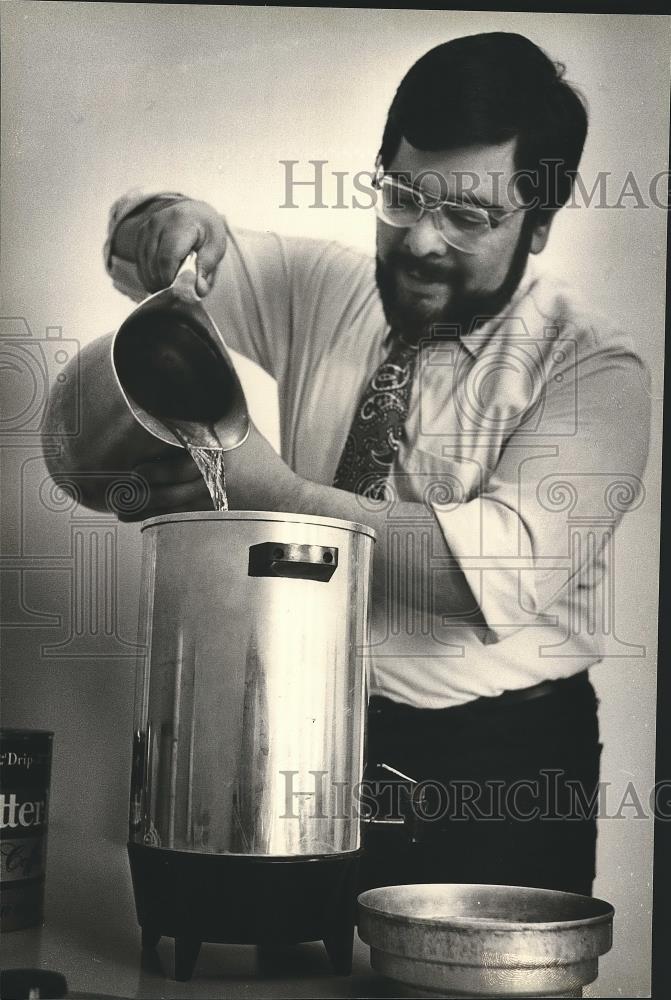 1981 Press Photo Circuit Judge Ness Flores makes coffee at the courthouse - Historic Images