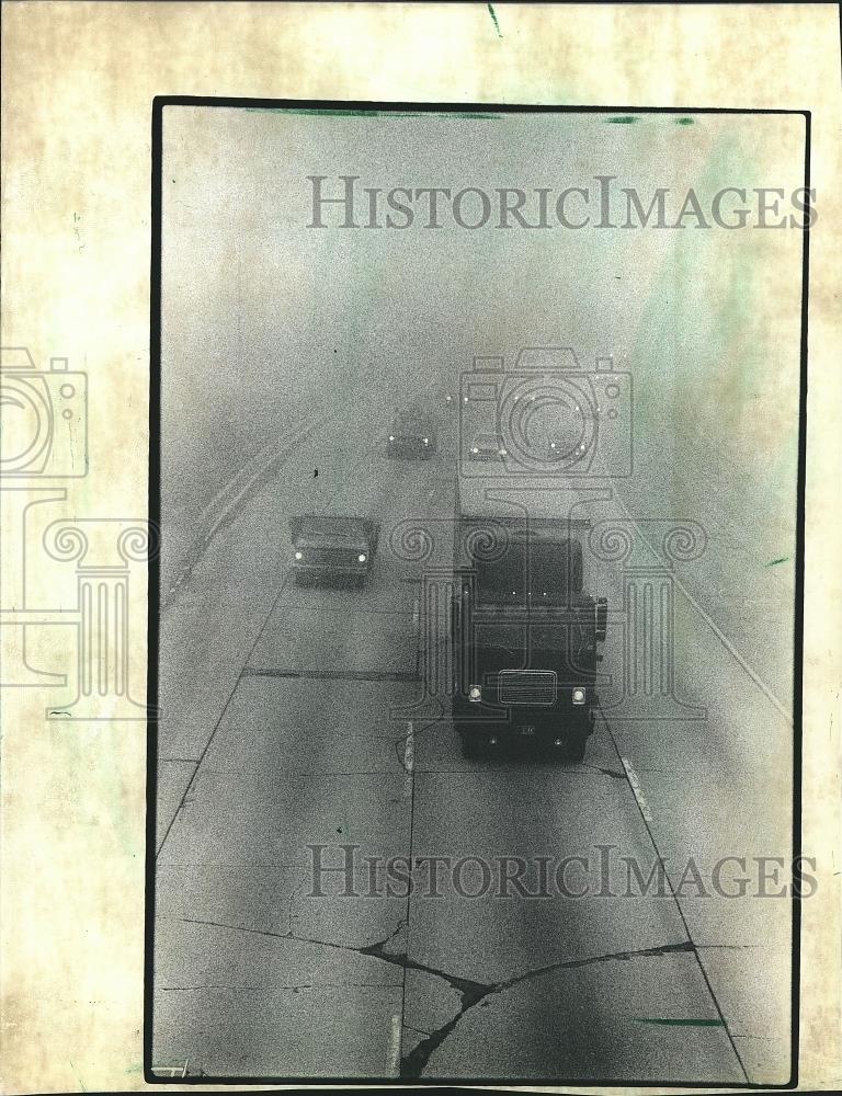 1982 Press Photo Traffic rolls out of the fog along 1-894, Greenfield, Wisconsin - Historic Images