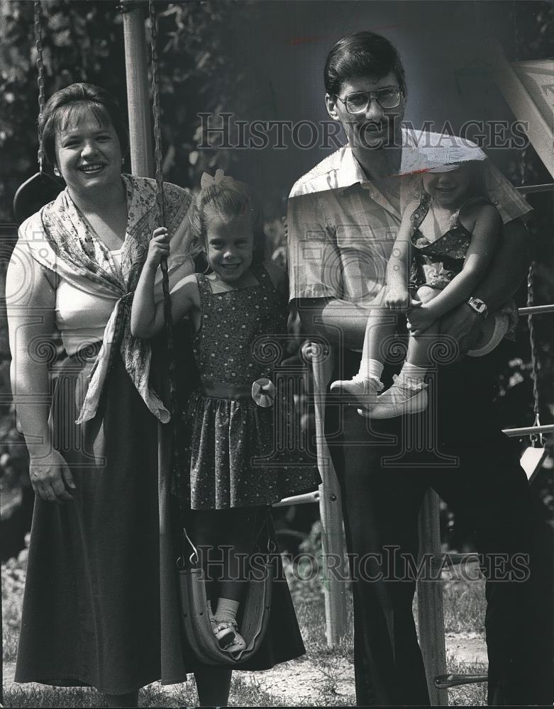 1988 Press Photo Dennis and Lavonne Foerster with Their Two Daughters in Newburg - Historic Images