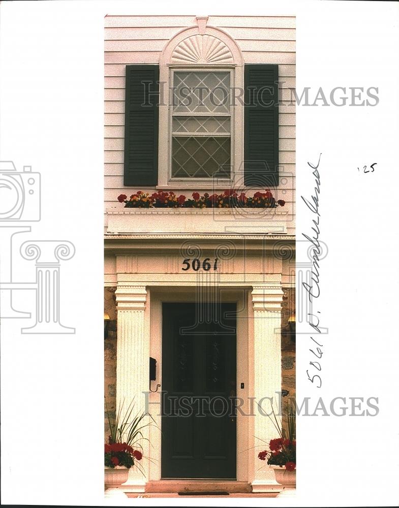 1994 Press Photo Flower Box Arrangement outside Wisconsin Home - mjb05950 - Historic Images