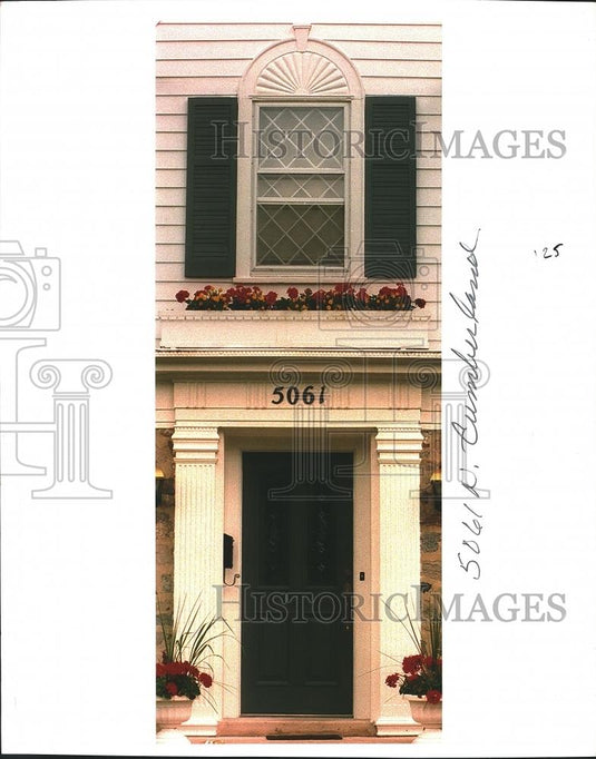 1994 Press Photo Flower Box Arrangement outside Wisconsin Home - mjb05950 - Historic Images