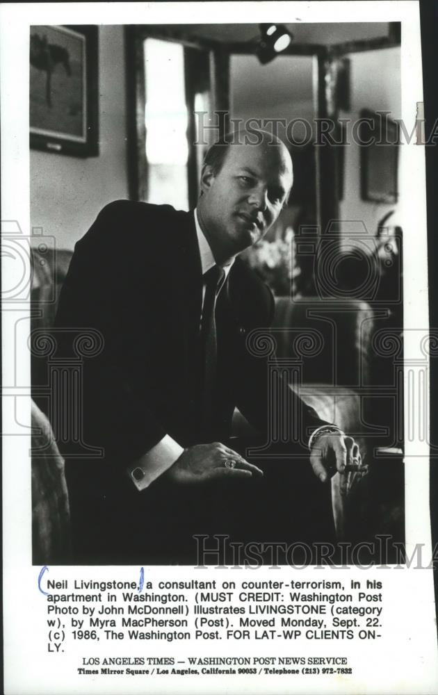 1986 Press Photo Neil Livingstone, consultant on counter-terrorism, in his home - Historic Images