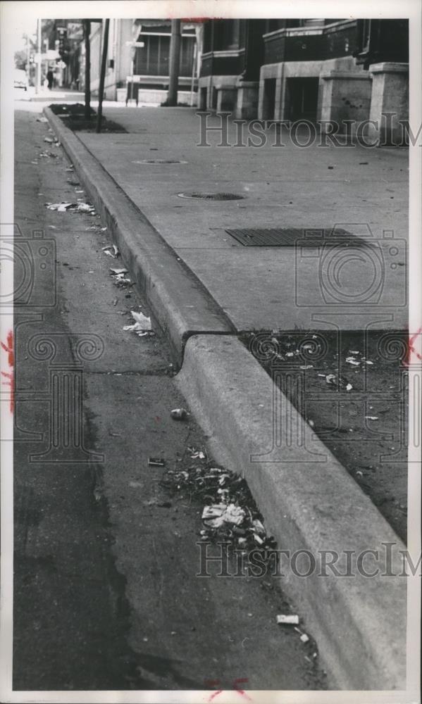 1983 Press Photo East State Street, Milwaukee Covered in Litter - mjb06122 - Historic Images