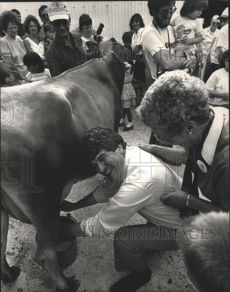 1988 Press Photo Matt Flynn, senate candidate, at Jersey farm, Sussex, Wisconsin - Historic Images