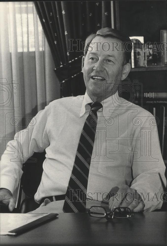 1984 Press Photo Vincent R. Little, President of Roundy's Incorporated - Historic Images