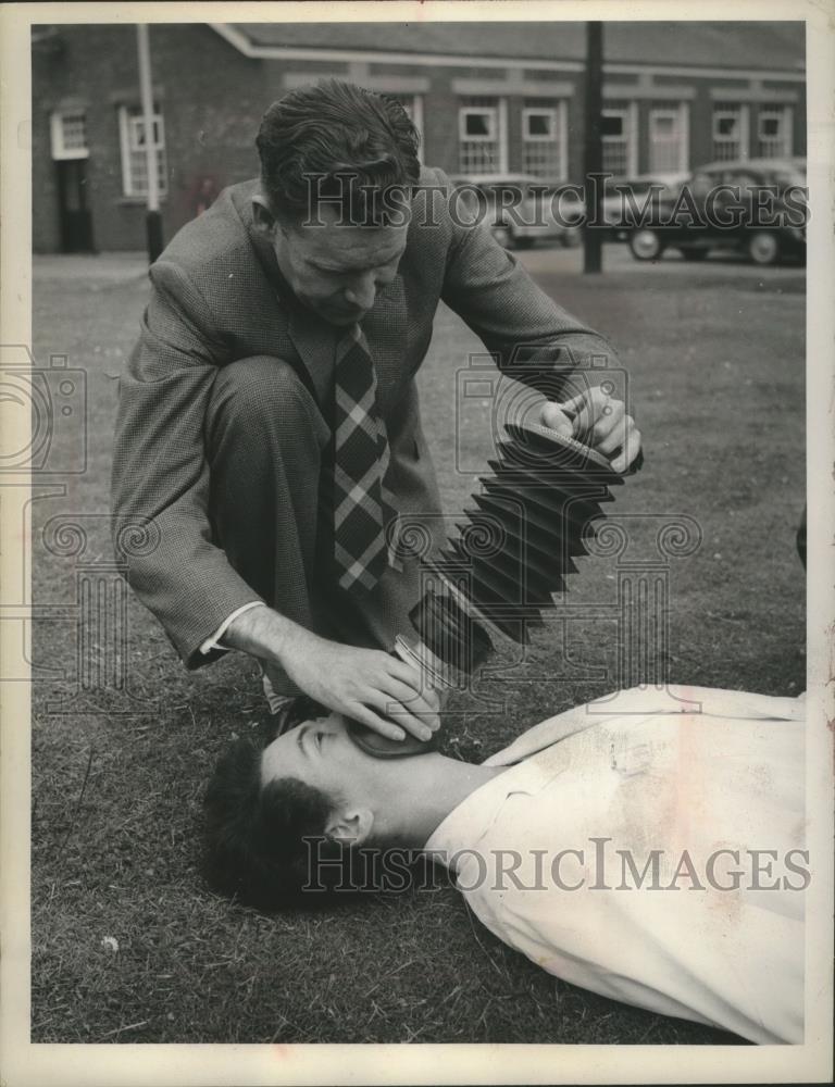 1984 Press Photo A portable air bellow resuscitator is demonstrated in England - Historic Images