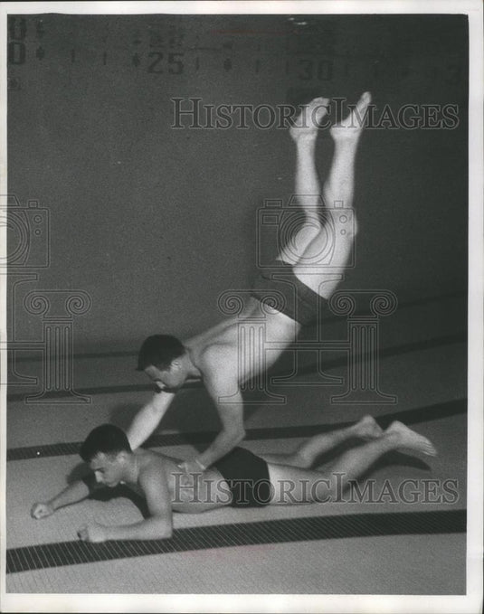 1987 Press Photo The Milwaukee-area Red Cross Chapter demonstrates water safety - Historic Images