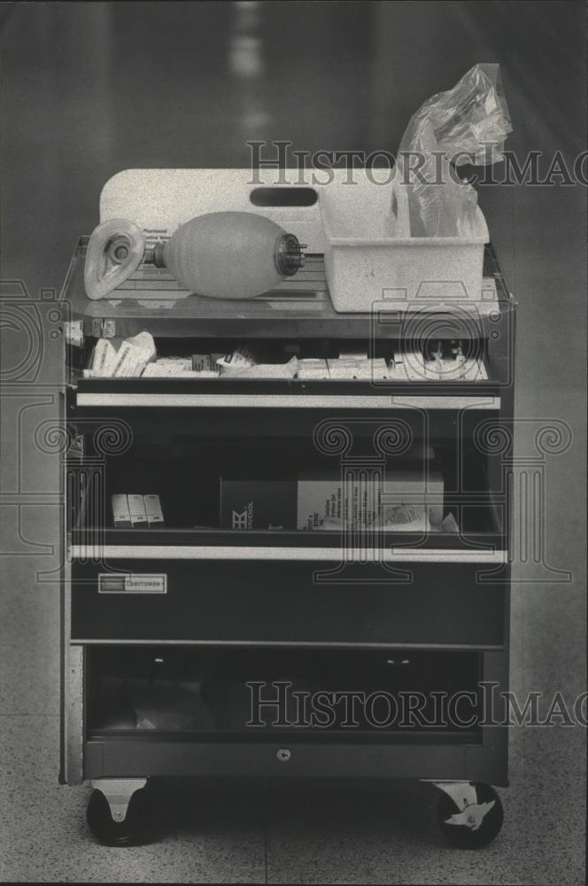 1985 Press Photo A medical cart of potentially life-saving apparatus - mjb06429 - Historic Images