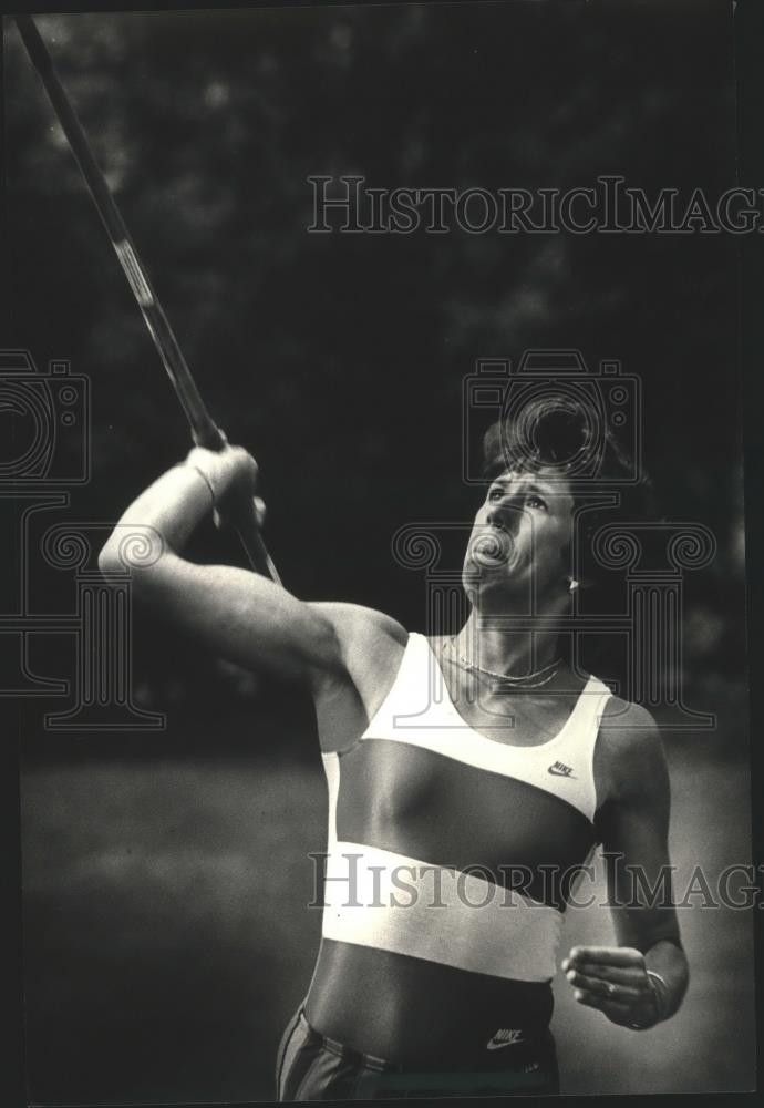 1988 Press Photo Athlete Clare Look practices for NCAA meet at Marquette Stadium - Historic Images