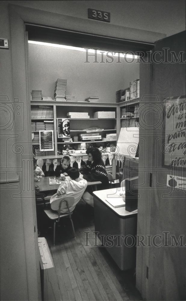 1993 Press Photo Counselor Rita Igl&#39;s office at Longfellow Elementary School - Historic Images