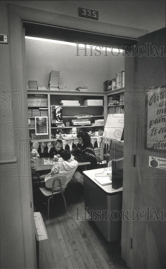 1993 Press Photo Counselor Rita Igl's office at Longfellow Elementary School - Historic Images