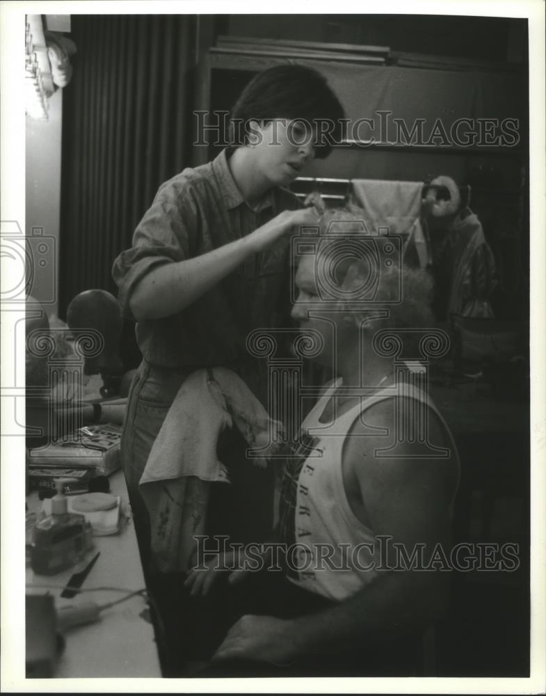 1993 Press Photo Makeup artist transforms Rick long into Shakespearean character - Historic Images