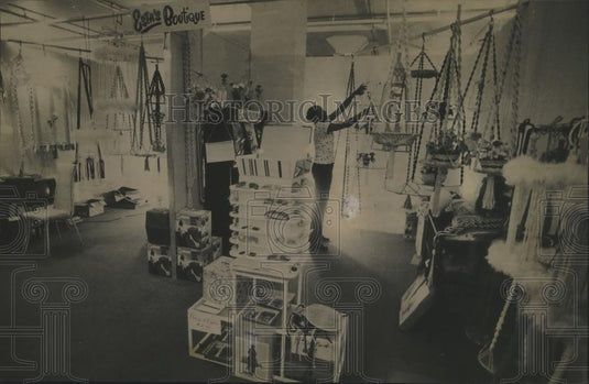 1982 Press Photo Esta Hazelwood, owner of Esta's Boutique in Fondy Mall - Historic Images