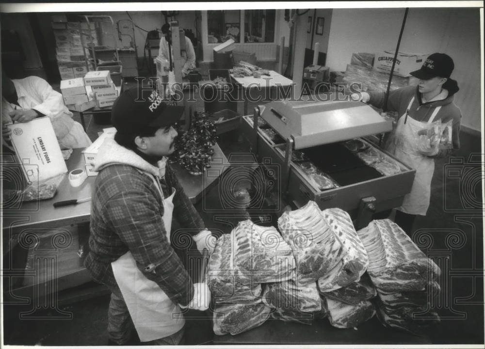1993 Press Photo Michael Chavez wheels prime rib at Lindsay Foods Inc. - Historic Images