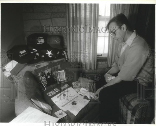 1994 Press Photo Ken Lochowicz Touches Marine Corps Uniform of Deceased Son - Historic Images