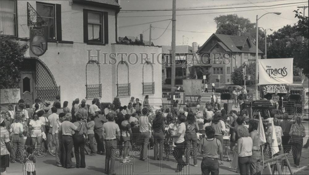 1983 Press Photo Spectators gather during the Locust Street Festival, Wisconsin - Historic Images