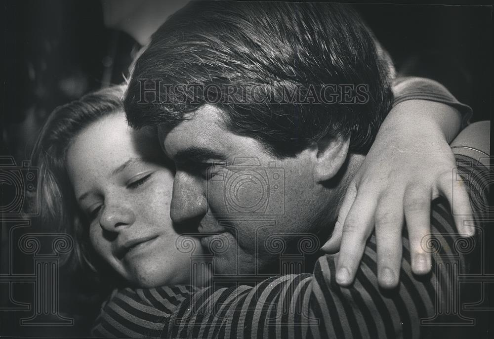 1988 Press Photo Cary Flynn hugged her uncle, Matt Flynn at the Park East Hotel - Historic Images