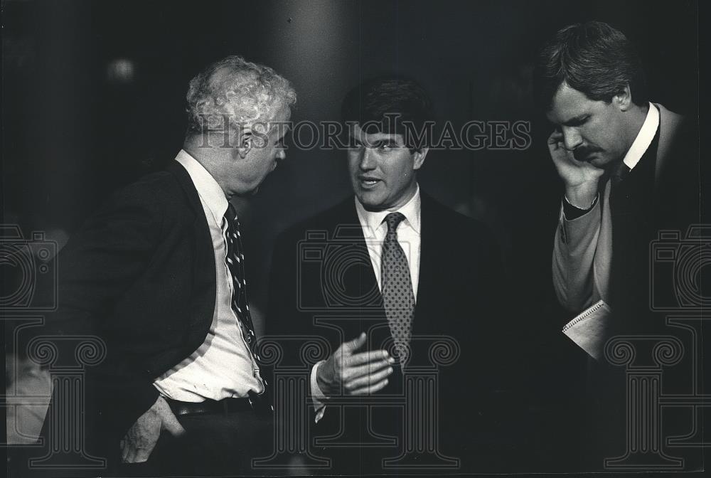 1986 Press Photo Matt Flynn talks to US Representative Jim Moody, Wisconsin - Historic Images