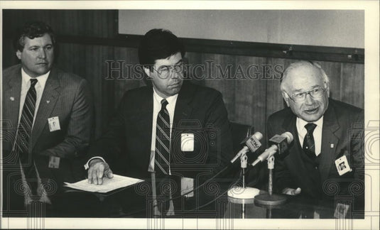 1985 Press Photo James T. Flynn Lieutenant Governor With Research Grant Winners - Historic Images