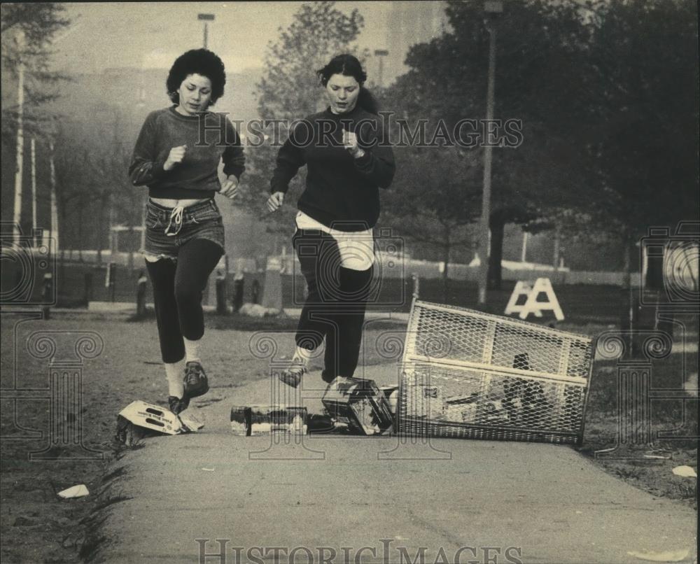 1985 Press Photo Candida Mestayer and Marcy Culp jog over trash - mjb07061 - Historic Images