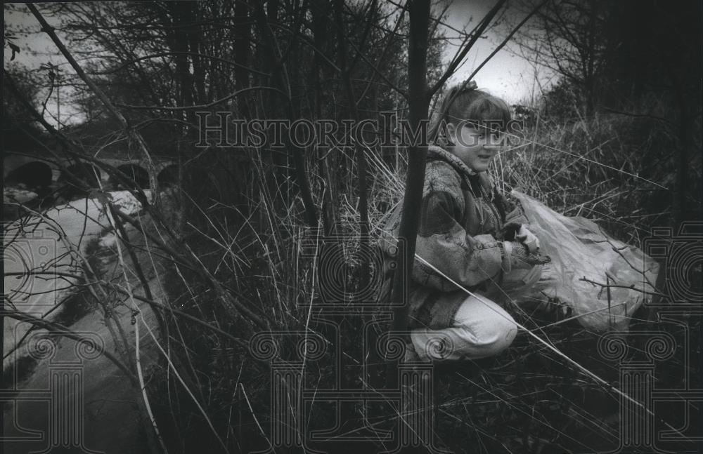 1994 Press Photo Jessica Cook picks litter at Kinnickinnick River - mjb07063 - Historic Images