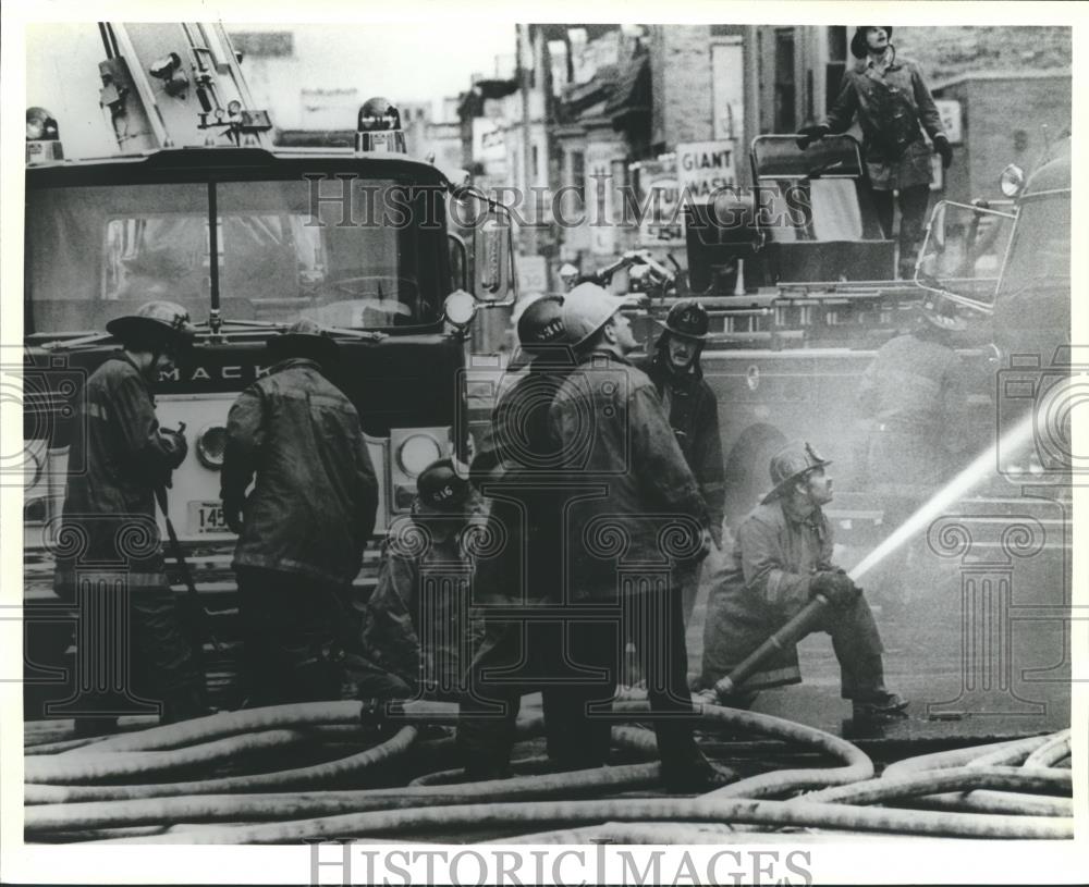 1979 Press Photo Firemen Fight Fire at a Partly Vacant Furniture Warehouse - Historic Images