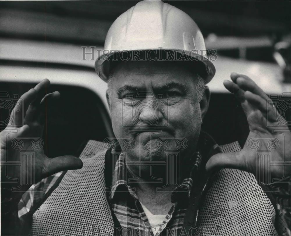 1985 Press Photo Bob Pokrzywinski of the Milwaukee Sewer System - mjb52691 - Historic Images