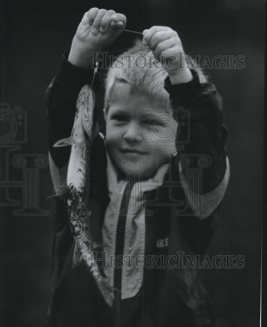 1994 Press Photo Ryan Radke shows the fish he caught in Oconomowoc, Wisconsin - Historic Images