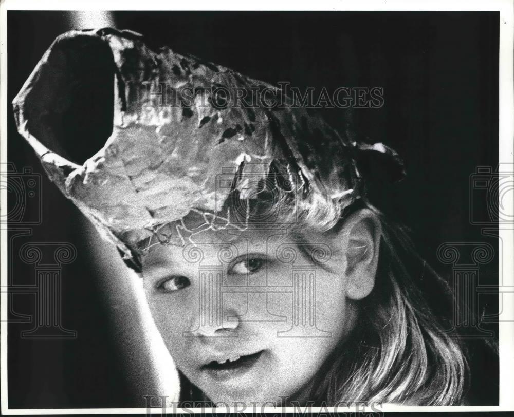 1993 Press Photo Nicole Wemminger plays a dinosaur at Hartford, Wisconsin - Historic Images